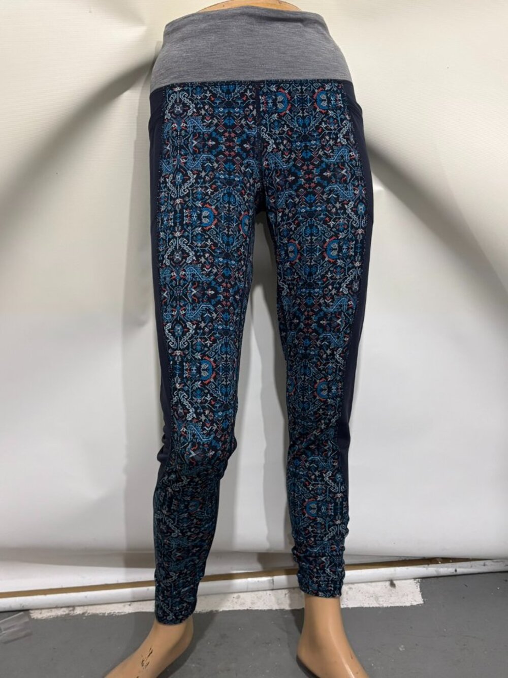 Athleta M Tapestry Chaturanga Town Leggings Blue Gray Print Yoga Pants 3 Pocket